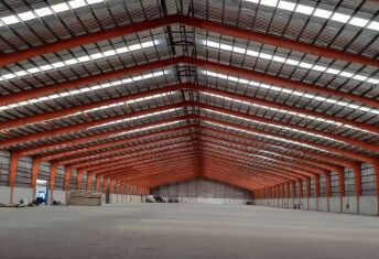 Prefabrik Modüler Çelik Yapı Atölye Binası Endüstriyel Ticari Uygulamalar Özel Boyutlar Dayanıklı Çerçeve Hava Koşullarına Dayanıklı İmalat Tesisleri Lojistik Depolar Tarım Barınağı