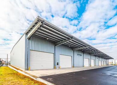 Prefabrik Işık Portal Çerçevesi Çelik Yapı Depo Fabrika Binası Q345B Q355B Üretici Kurulumu Önceden İnşa Edilmiş Metal Depolama Ünitesi Suya Dayanıklı Yerden Tasarruflu Depolama Çözümü