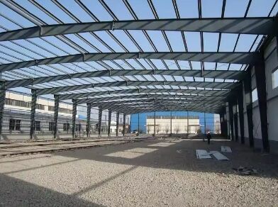 Prefabrik Çelik Yapı Depo Endüstriyel Metal Çerçeve Binası Geniş Açıklıklı Depolama Kulübesi Ticari Lojistik Fabrikası